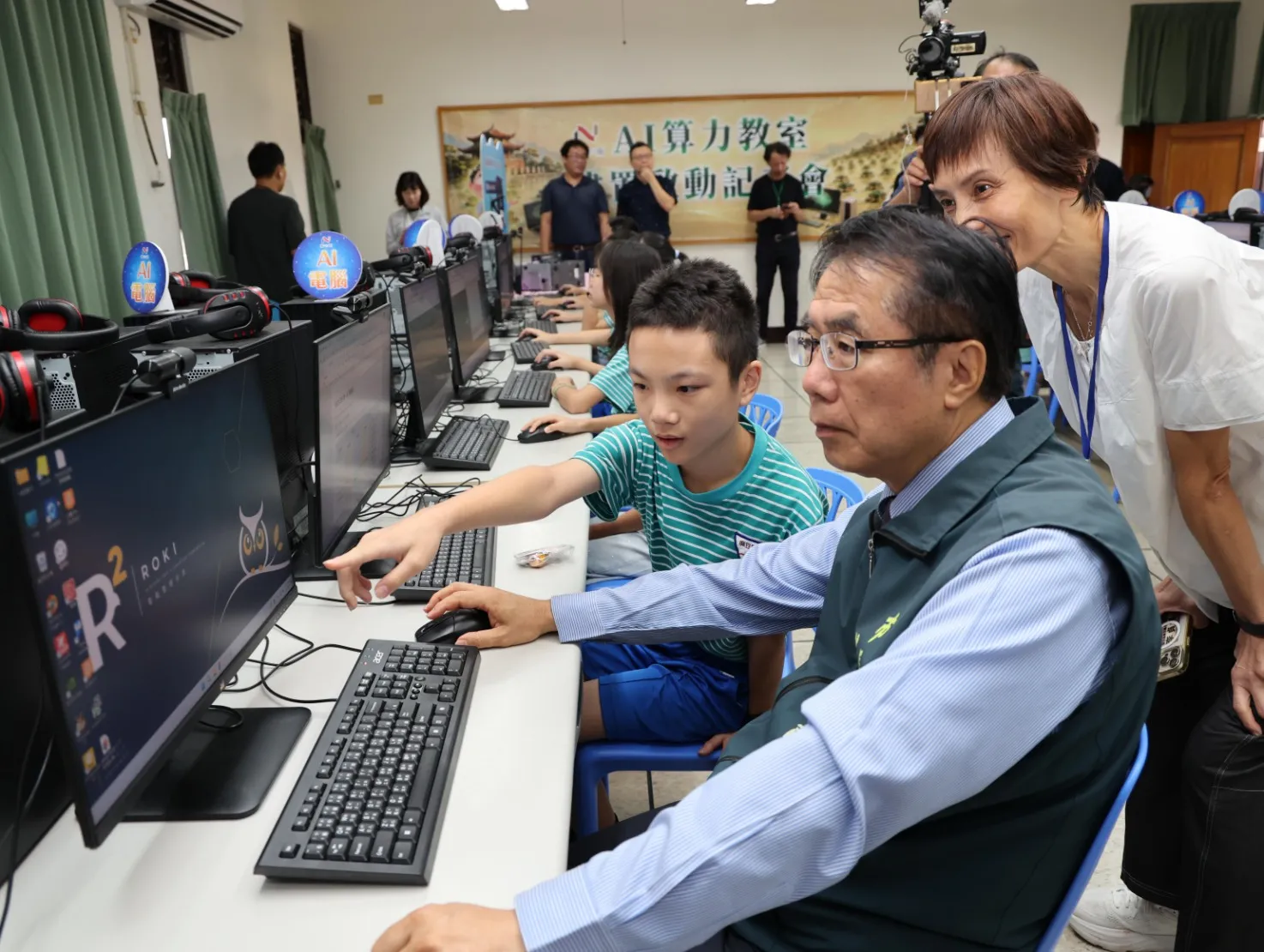 臺南市AI電腦上線記者會-市長黃偉哲與學生體驗AI電腦課程。(圖/臺南市政府教育局提供)
