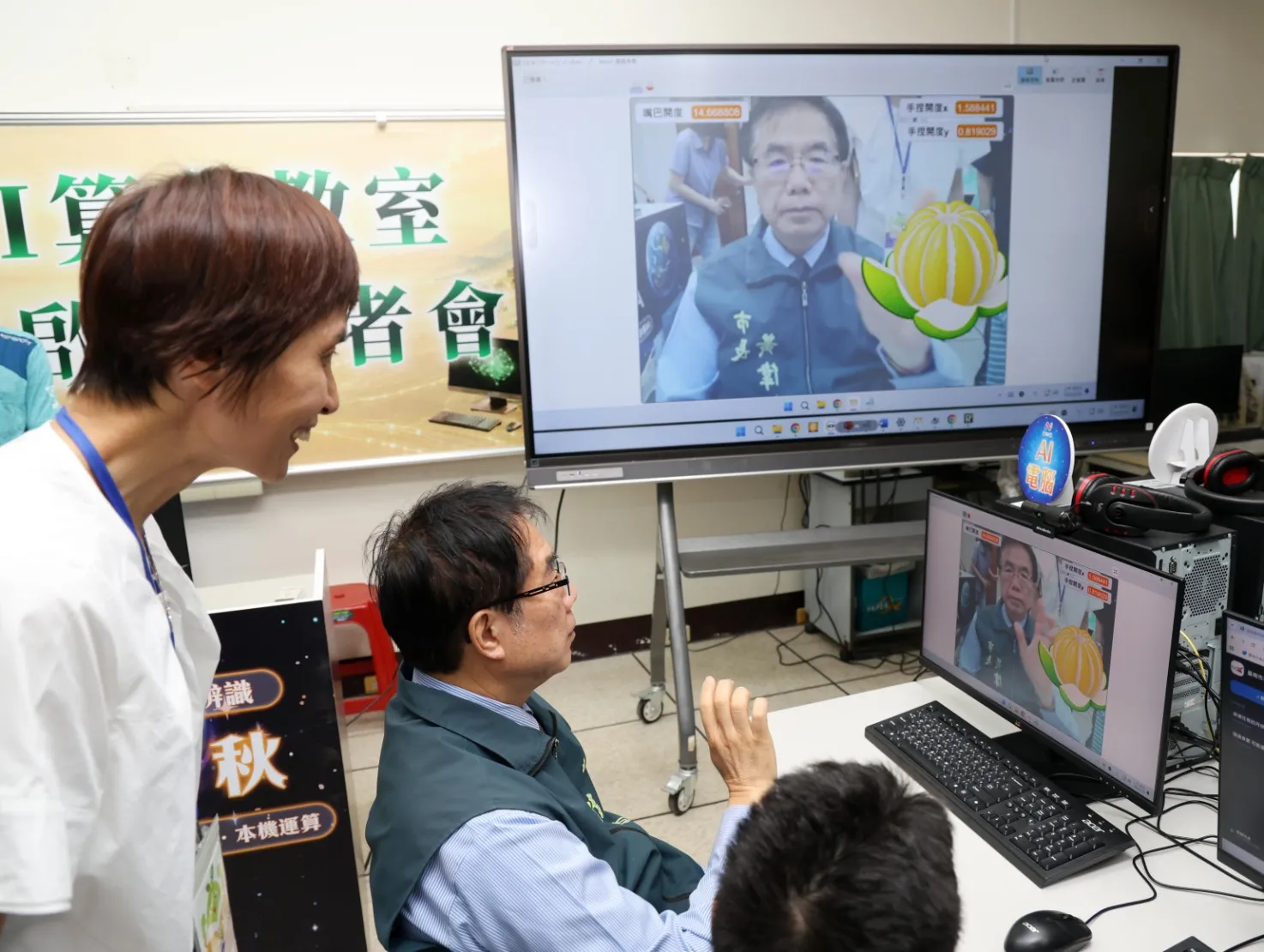 臺南市AI電腦上線記者會-市長黃偉哲與學生體驗AI電腦課程。(圖/臺南市政府教育局提供)