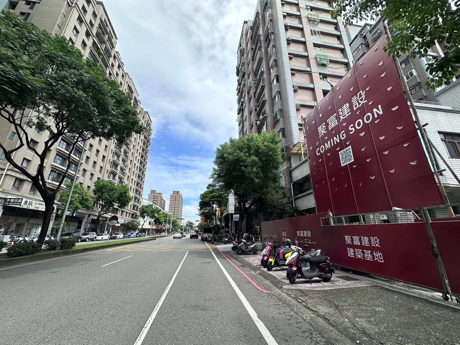 聚富建設新案選址在有台鐵頭家厝車站、並直通捷運綠線松竹站的軌道動能,以一線豪宅規格的售服底蘊與生活美學規劃百戶以內的純質均質社區。