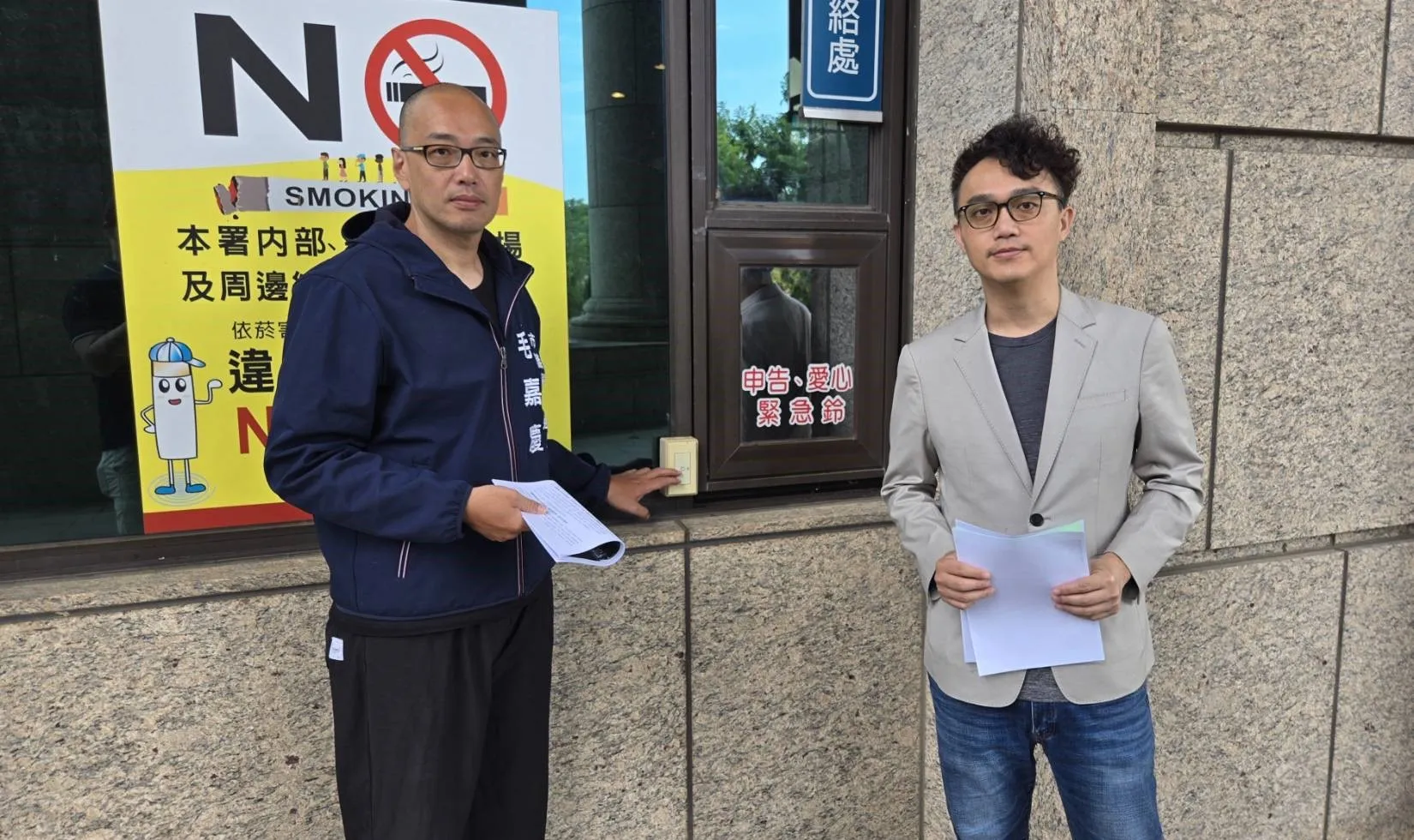 毛嘉慶左在律師練鴻慶陪同下前往新竹地檢署,告發莊競程火舞活動涉嫌違反選罷法,相關指控仍待司法釐清。(圖/方詠騰攝)