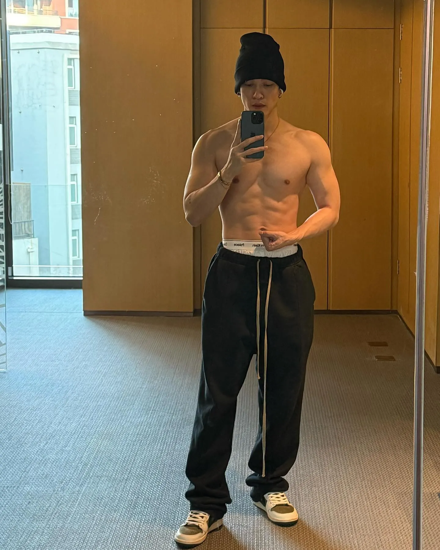 Mark Ngai不只是鄧紫棋的男友,也是她長期合作的造型師,多年來陪伴她工作及巡迴演出。(圖/翻攝自魏俊傑IG@markjoonjie)