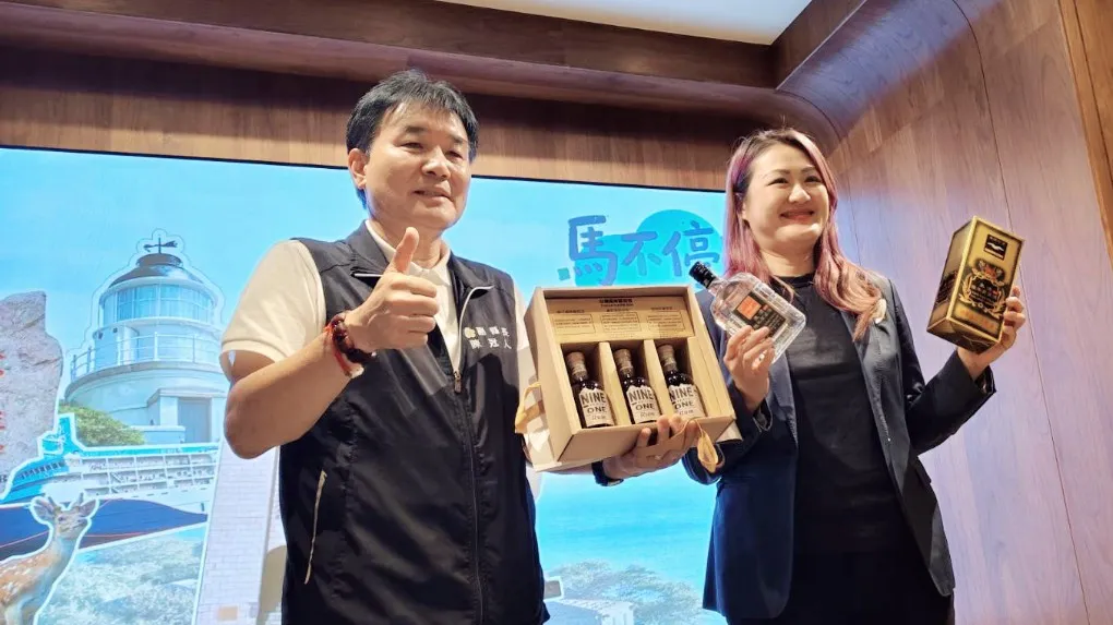 高雄市觀光局長高閔琳(右)與連江縣副縣長陳冠人互贈家鄉名酒,從交通、住宿到食、遊、購全方位升級優惠,要讓全台民眾以最超值的方式深入玩遍馬祖。(圖/徐炳文攝)