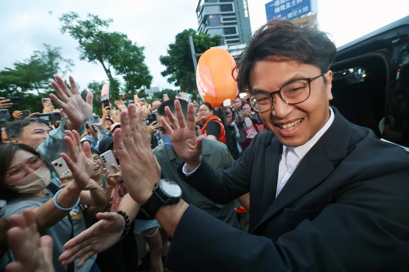沈伯洋肥皂箱劍潭開講(1) 民進黨台北市長參選人沈伯洋(右)6日傍晚在台北捷運劍潭站周邊舉行「市長,你給我聽好了!」肥皂箱開講活動,在熱情支持者的簇擁下進場。中央社記者吳家昇攝115年10月6日