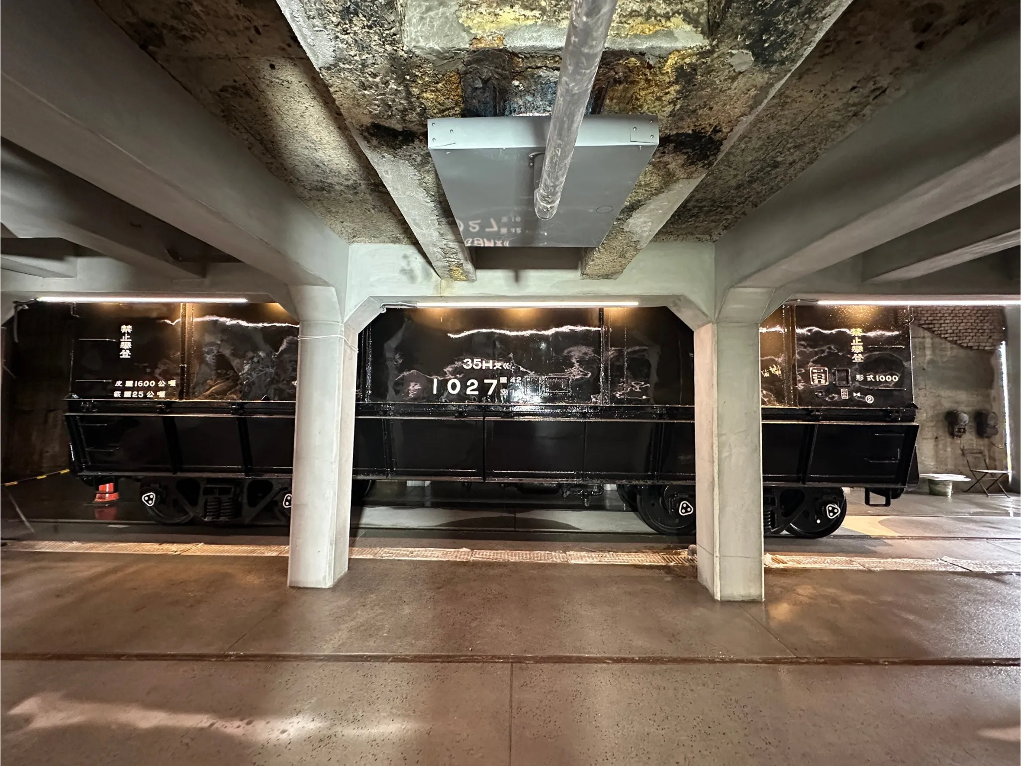 與臺鐵合作引進35H1000型煤斗車展示,重現昔日煤炭運輸與卸煤情境。圖/新北市政府觀旅局提供