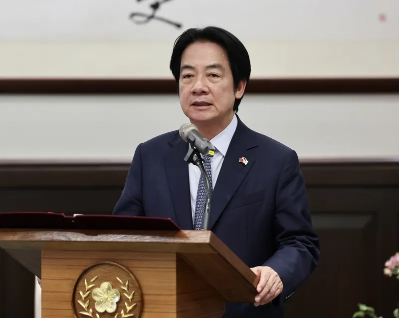 賴總統接見鮑以爾(2) 總統賴清德(圖)8日在總統府接見美國聯邦眾議院「預算委員會」民主黨首席議員鮑以爾訪團,賴總統致詞時表示,期待台美國防合作從軍事採購逐步走向共同研發、共同生產,提升雙方國防產業韌性與量能,為印太的和平穩定做出更多貢獻。中央社記者張皓安攝115年10月8日