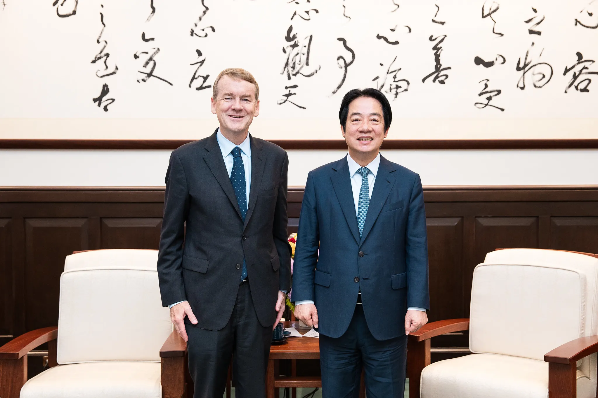 20261008-總統賴清德(右)8日上午接見美國聯邦參議員班奈特(左)訪問團。(總統府提供)