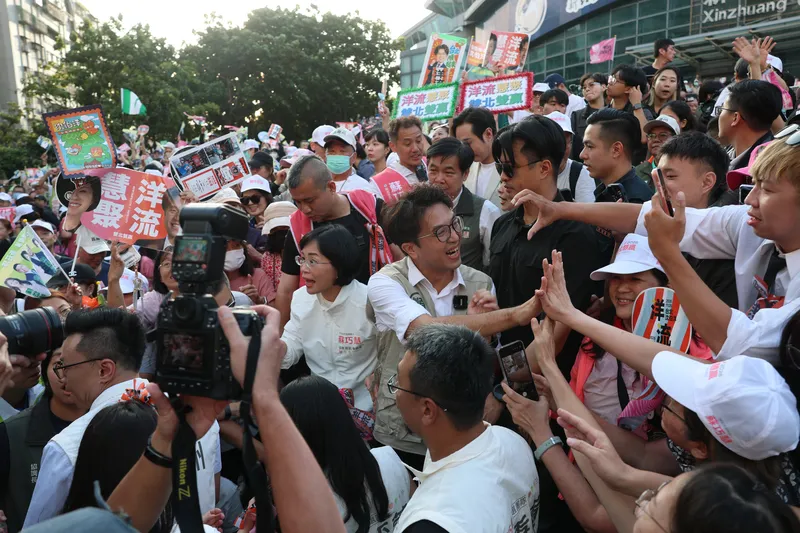 2026年10月9日,沈伯洋(中右)出席蘇巧慧(中左)北新莊聯合競選總部成立大會,吸引大批人潮。(中央社)