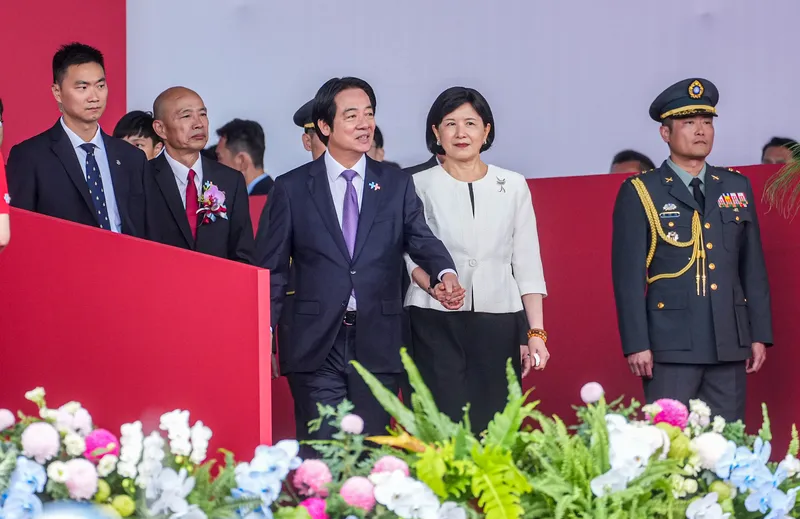 賴總統牽夫人吳玫如出席國慶大會 中華民國115年國慶大會10日上午在總統府前舉行,總統賴清德(中左)與夫人吳玫如(中右)手牽手步入會場。中央社記者鄭清元攝115年10月10日