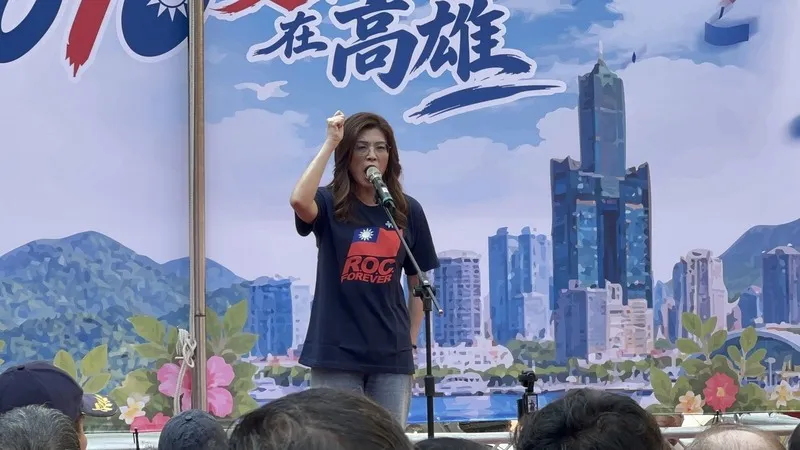 2026年10月10日,國民黨首度將國慶升旗活動移師高雄,黨主席鄭麗文至果貿社區參與升旗典禮並致詞。(中央社)