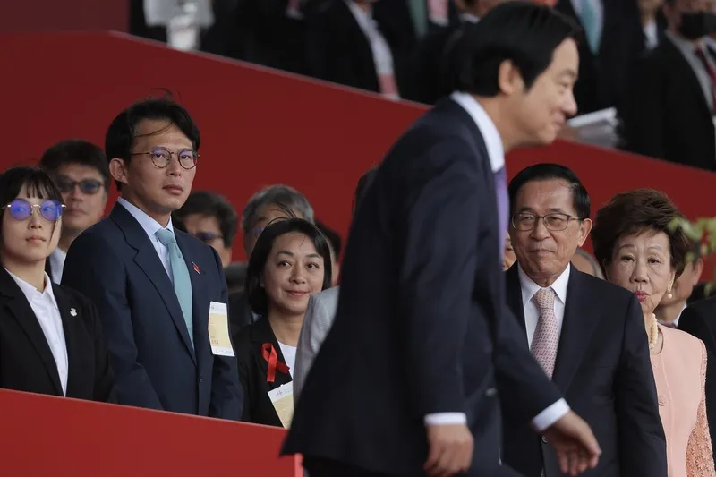 2026年10月10日,民眾黨主席黃國昌(左2)、前總統陳水扁(右2)出席在總統府前廣場舉行的國慶大會。(中央社)