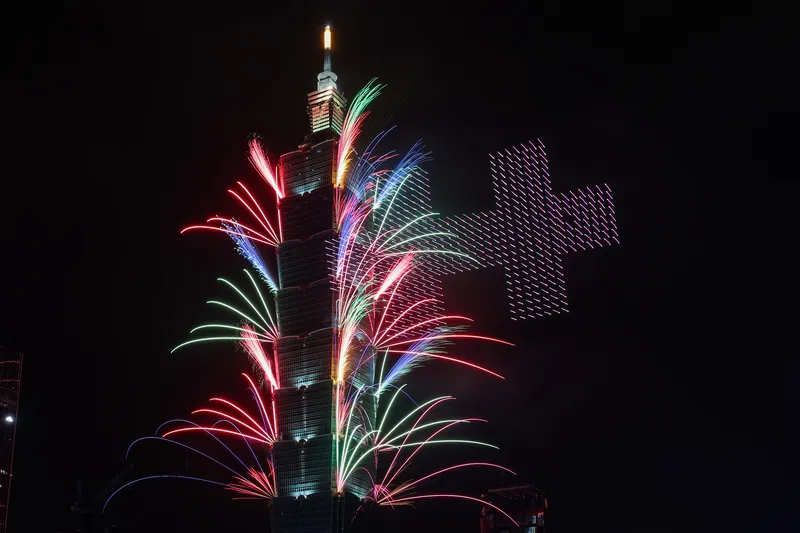 台北101於國慶晚會上演煙火秀,除了煙火之外,也結合建築、無人機燈光,成為一場科技與藝術的聯合展演。(圖/中央社)