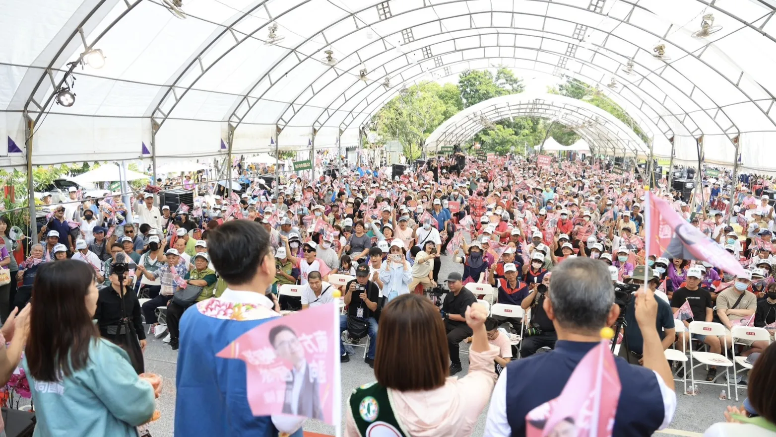林慧欣競選總部成立大會冠蓋雲集,不僅多位立委、議員到場力挺,2000名支持群眾更擠滿美濃雙峰公園,高喊「林慧欣凍蒜」,將現場氣氛推向高潮。(圖/林慧欣競總提供)