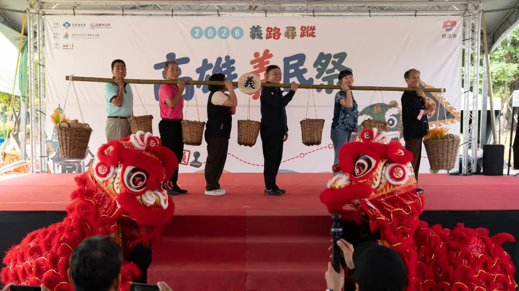 秘書長王啟川、客委會主委楊瑞霞,與眾人合力挑起象徵客家族群團結互助精神的巨型擔子,展現客家文化薪火相傳的意涵,隨後由王啟川鳴槍,宣告定向越野活動展開。(圖/高市客委會提供)