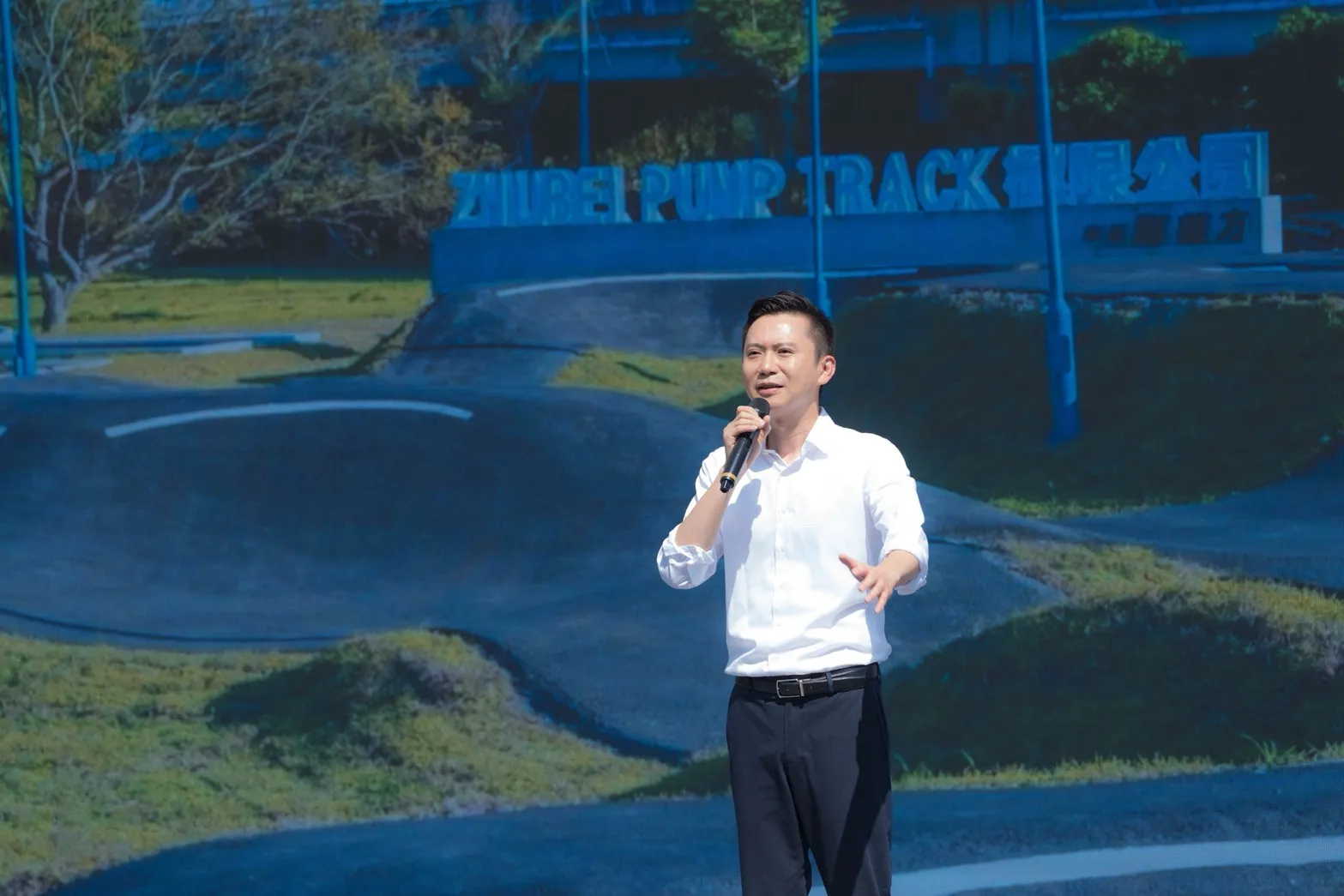 20261013-民進黨新竹縣長參選人鄭朝方13日回到家鄉竹東鎮成立競選總部,副總統蕭美琴也親自到場力挺。(鄭朝方辦公室提供)