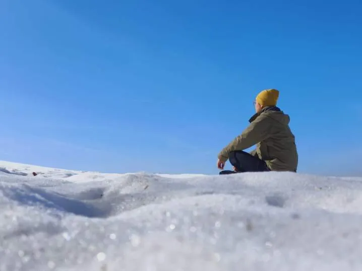 山中積雪覆蓋一切,席地而坐,冥想。(圖/冬日朝聖之路:說走就走,管他去死/時報出版提供)