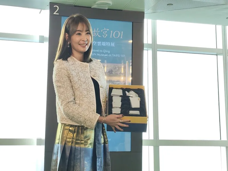 台北101董事長賈永婕14日出席台北101與故宮聯名特展記者會,15日送兩位台北市長候選人聯名杯組和涼糖。(中央社)