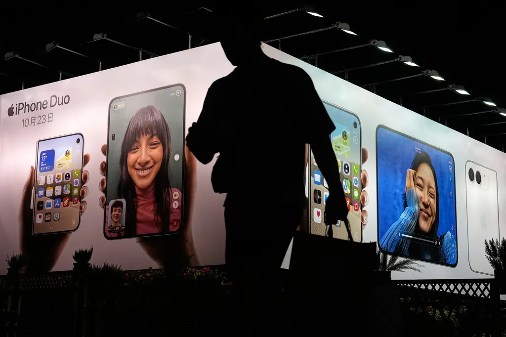 蘋果首款摺疊手機iPhone Duo開放預購後,官網交期已排到明年1月下旬。(美聯社)