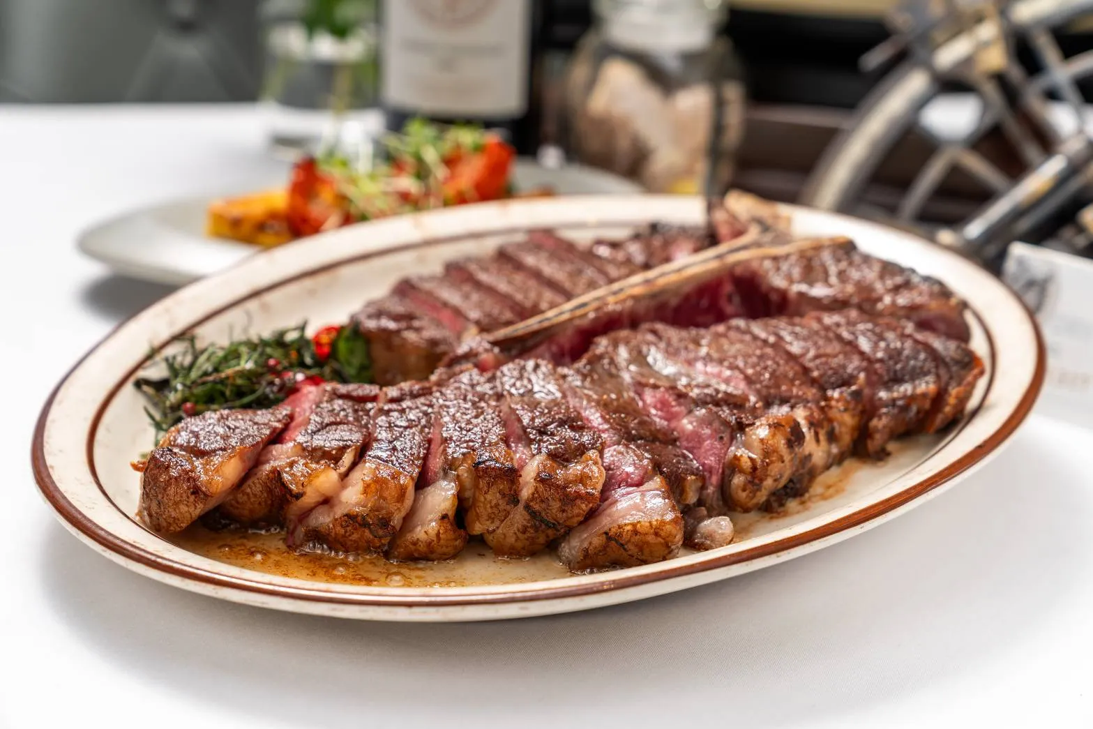 來自美國的穀飼牛肉,經熟成過程中維持恆定溫濕與專業翻面管理,只為等到肉質酵素充分釋放、油脂分布均勻、風味轉化為柔滑濃郁的層次。(圖/業者提供)