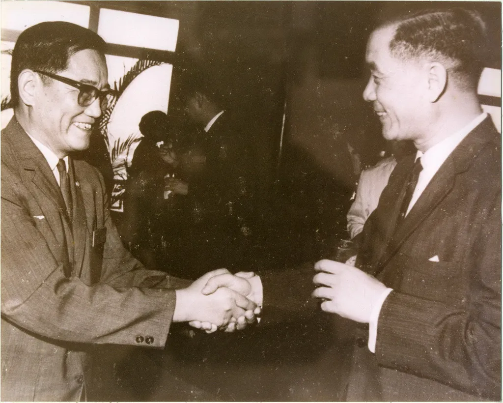 潘文淵對孫運璿承諾全力協助台灣積體電路產業發展。兩人合影於1970年第三屆近代工程技術討論會。(潘文淵文教基金會提供)