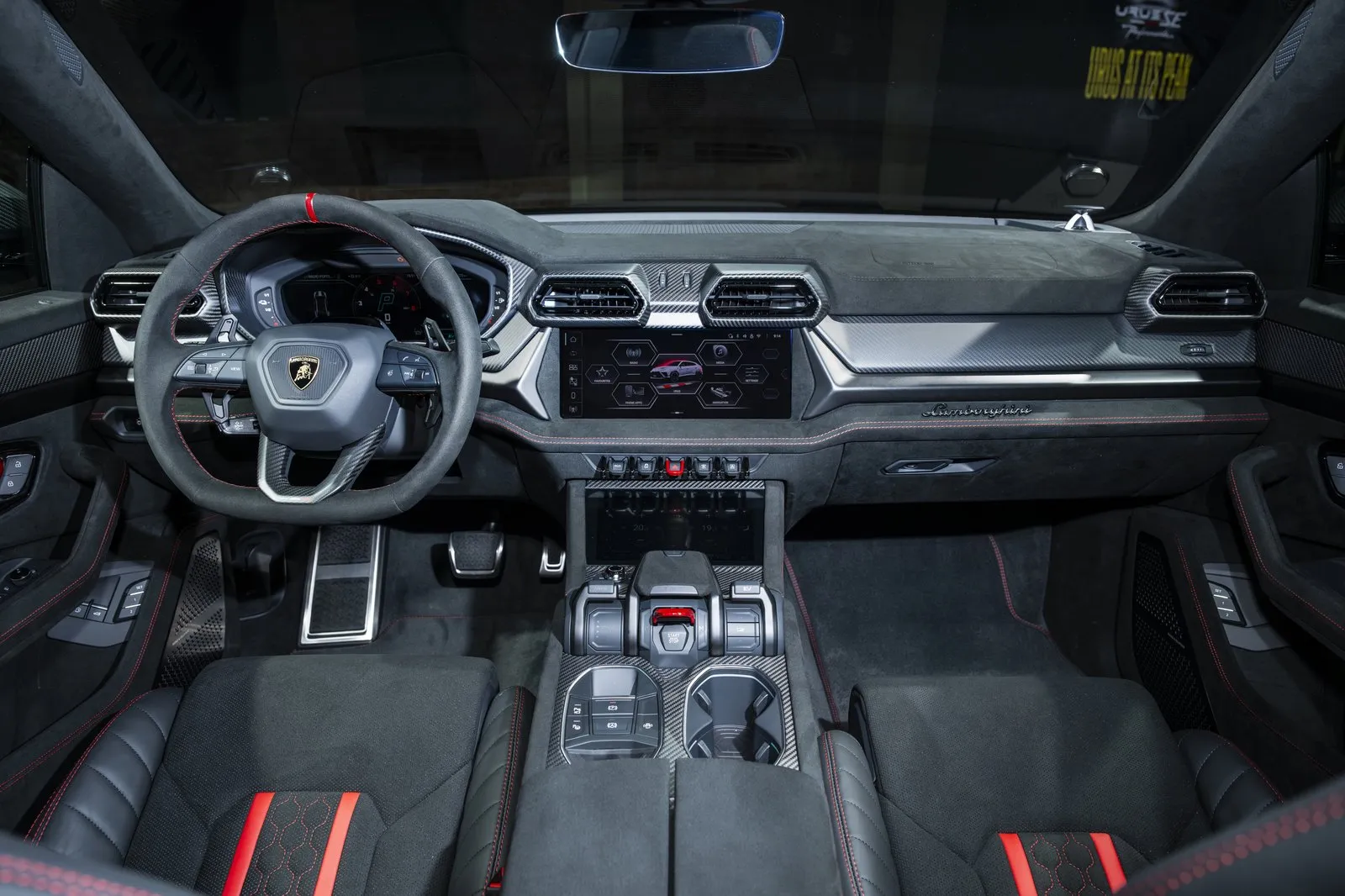 Lamborghini Urus SE Performante的汽車內部裝潢與座艙設計。(圖/Lamborghini提供)