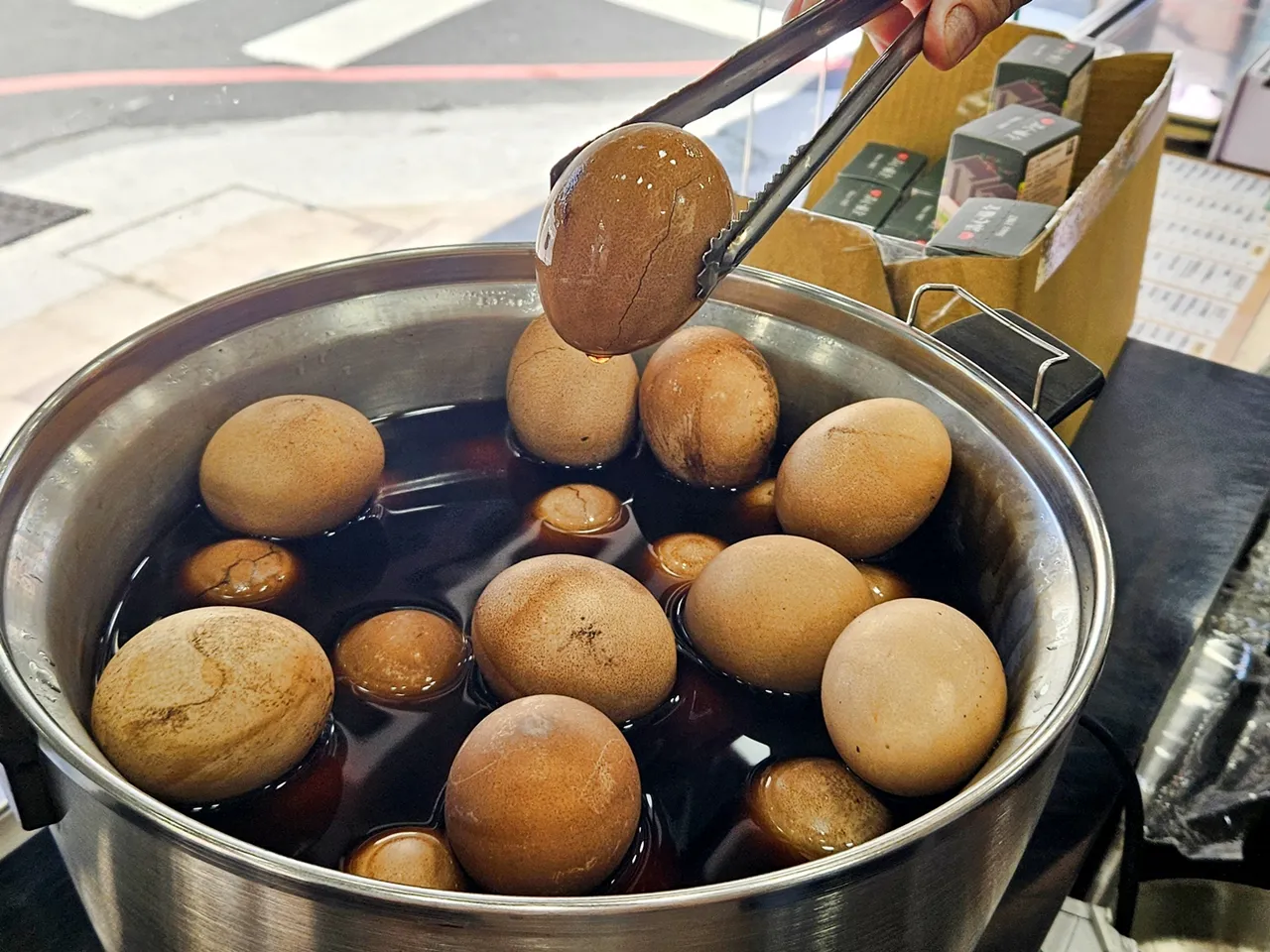 清心福全對販售茶葉蛋也絲毫不馬虎,使用沖泡飲品的烏龍綠茶熬煮,是另類的「隱藏版」美食。(資料來源:清心福全)