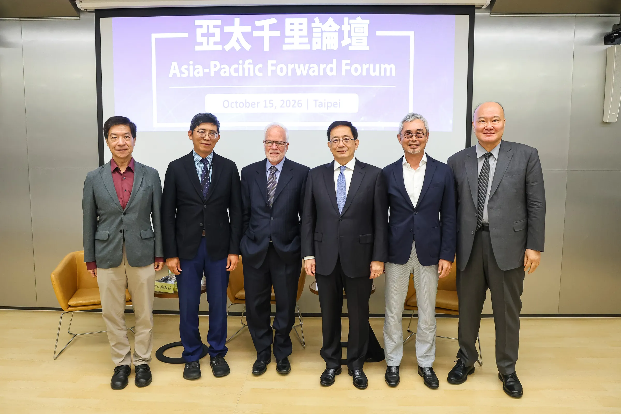 20261015-美國加州大學柏克萊分校特聘教授 Barry Eichengreen(左三)、美國加州大學河濱分校教授郭建廷(右一)、前師大副校長印永翔(左二)、亞太政經研究協會理事長管中閔(右三)、風傳媒董事長張果軍(右二)等人15日出席亞太政經研究協會「美元霸權與亞太博弈」論壇。(顏麟宇攝)