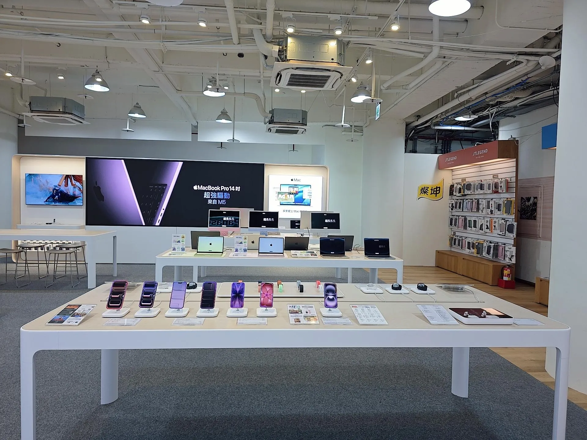 燦坤3C家電禮遇Surpass會員優先卡位預購iPhone Duo,將於10月16日晚間8點正式於燦坤線上購物開放預購。(燦坤提供)