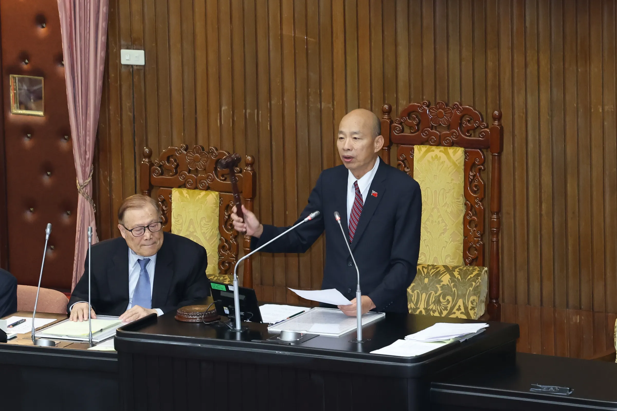 20261016-老人福利法第二十二條修正草案,三讀通過後立法院長韓國瑜敲槌。(陳品佑攝)