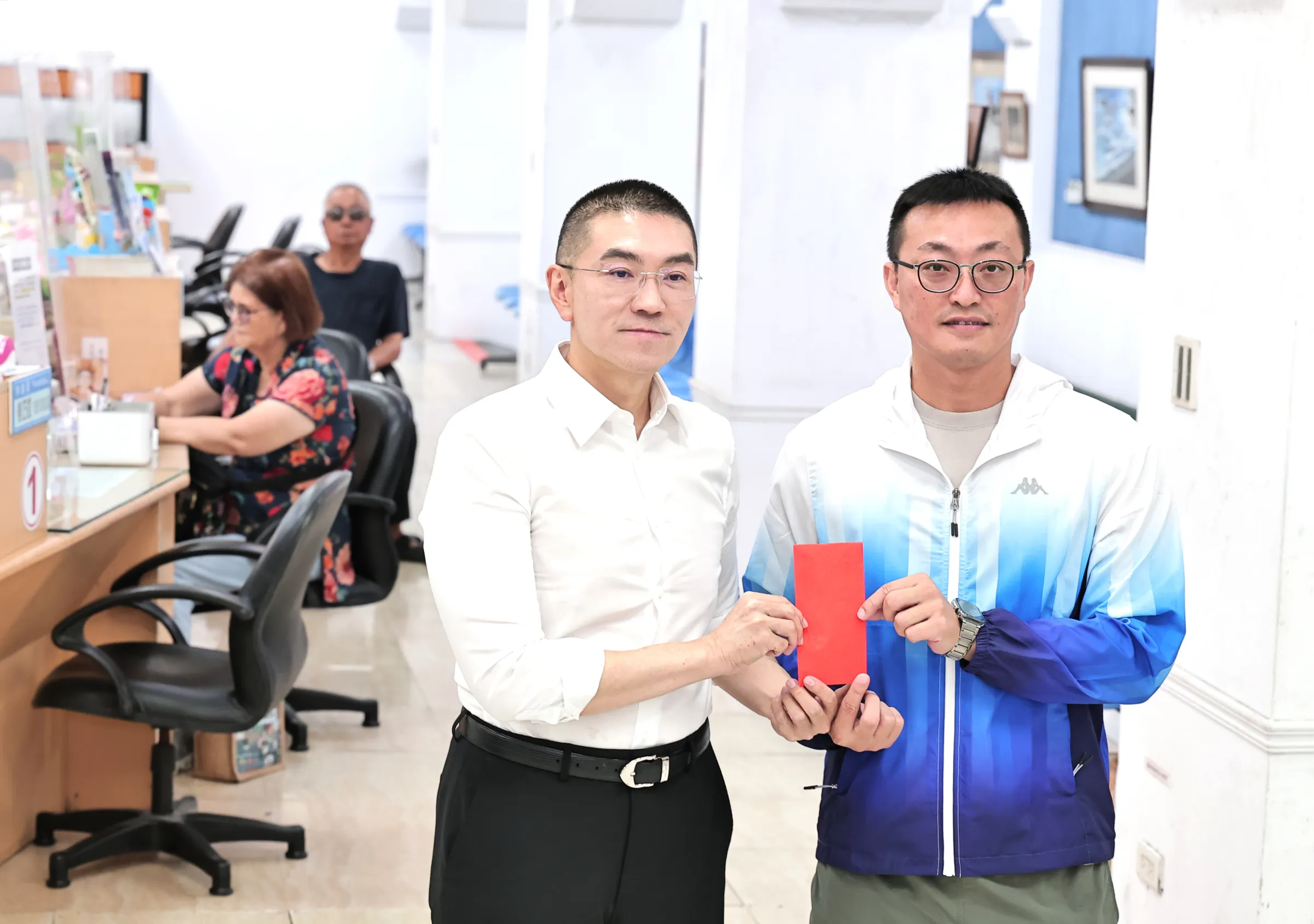 謝國樑以及基隆市體育會理事長鄭錦洲各自頒發加菜金給代表隊。(圖片提供/基隆市政府)