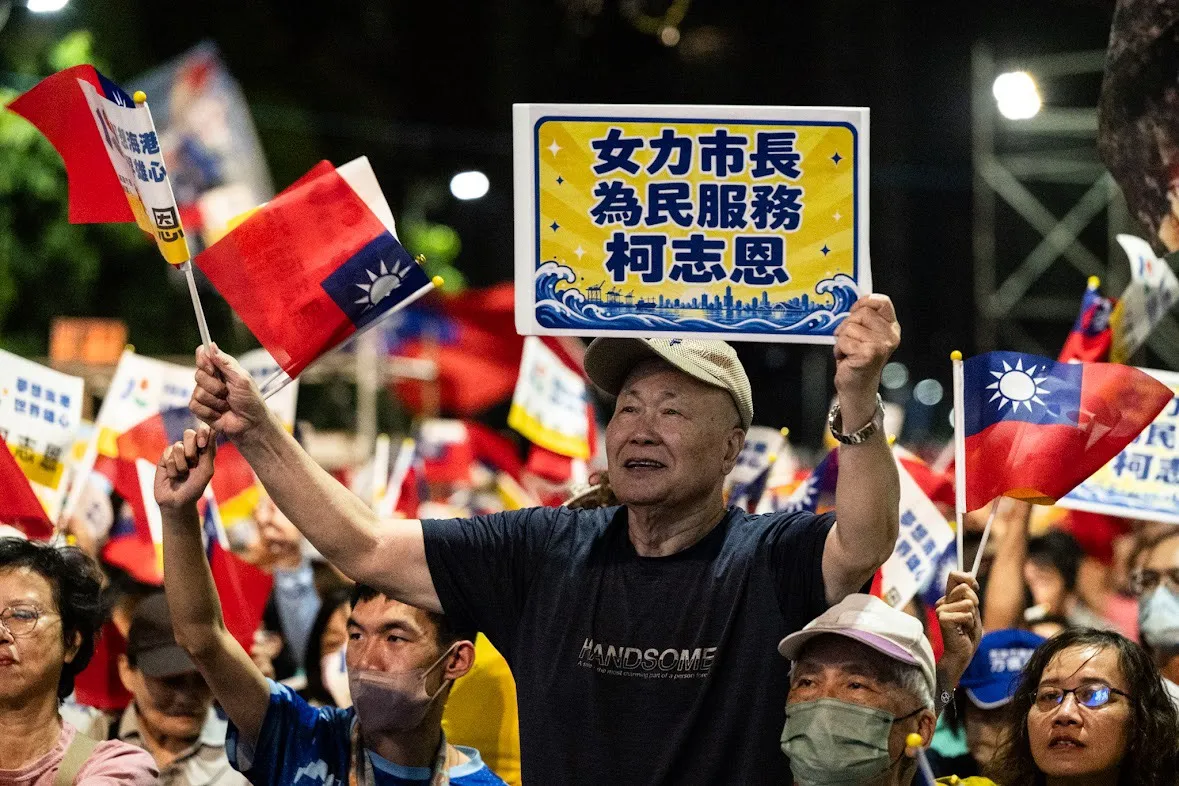 不少民眾自備圖卡「女力市長、為民服務」為柯志恩加油聲、凍蒜此起彼落,展現「志家人」的熱情。(圖/柯志恩競總提供)