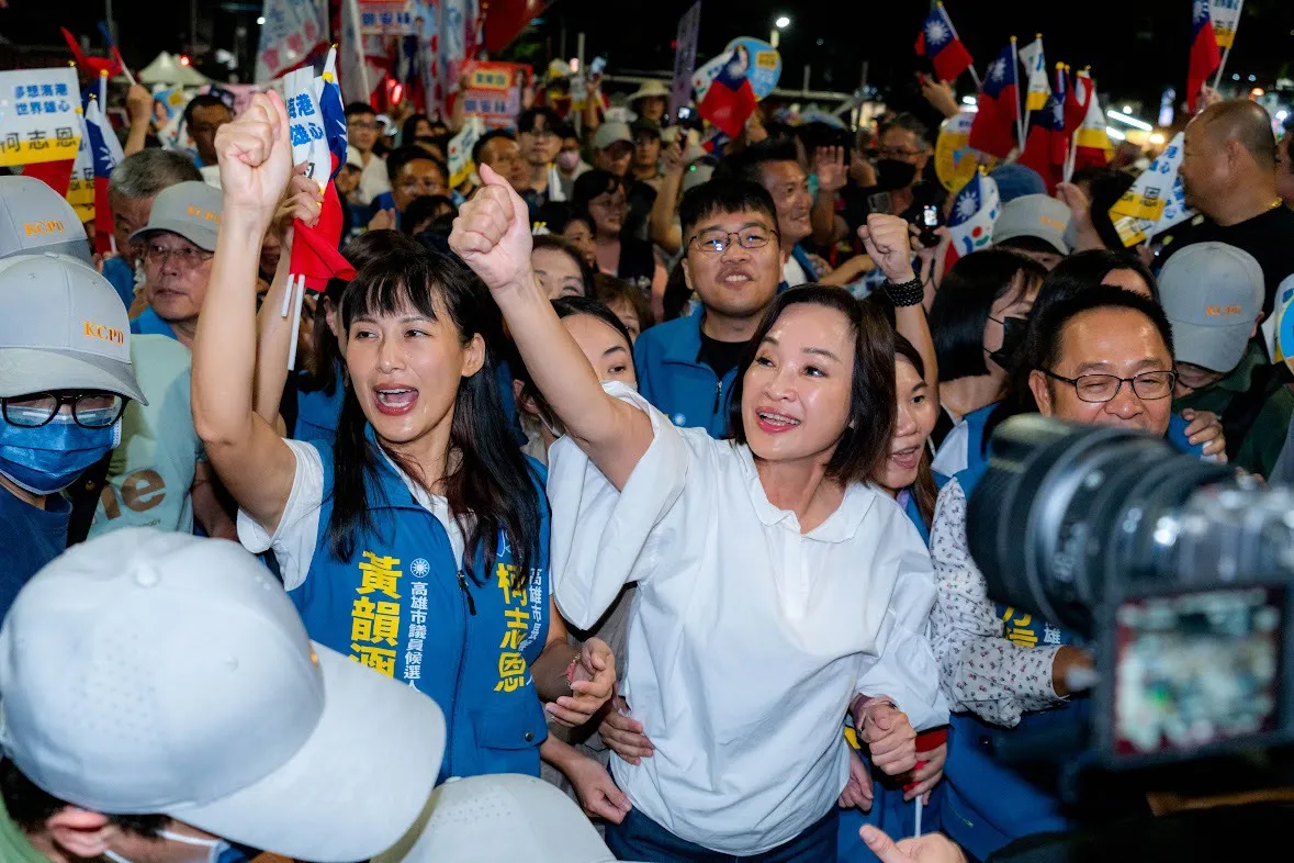 柯志恩與地方議員及議員候選人共同大進場,短短約250公尺的路線,柯志恩在支持者熱情簇擁下,足足走了近20分鐘才抵達舞台。(圖/柯志恩競總提供)