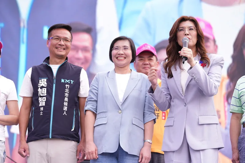 徐欣瑩竹縣競總成立 鄭麗文站台 國民黨新竹縣長參選人徐欣瑩(前中)17日成立競選總部,黨主席鄭麗文(前右)到場站台,肯定徐欣瑩具備專業背景、恪守清廉家訓,籲請鄉親全力支持。(徐欣瑩競選團隊提供)中央社記者魯鋼駿傳真115年10月17日