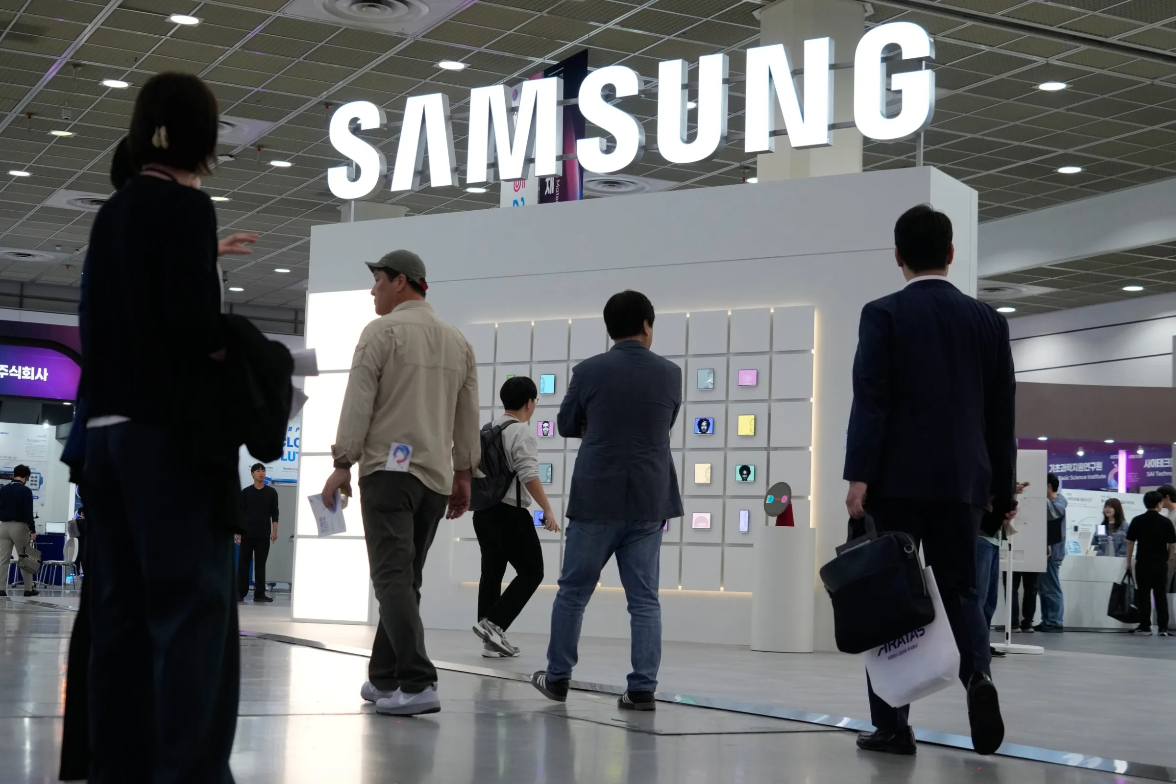 2026年10月16日,南韓首爾,2026年韓國電子展上,觀眾經過三星電子的展位。(美聯社)