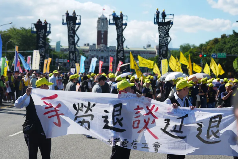 勞團上凱道籲政府正視勞工問題(3) 多個勞工團體19日集結凱達格蘭大道,要求政府改善勞工薪資、退休保障、利潤分配及基層人力不足等問題,並呼籲政府別再只是喊AI共享口號,應提出具體作為。中央社記者徐肇昌攝115年10月19日