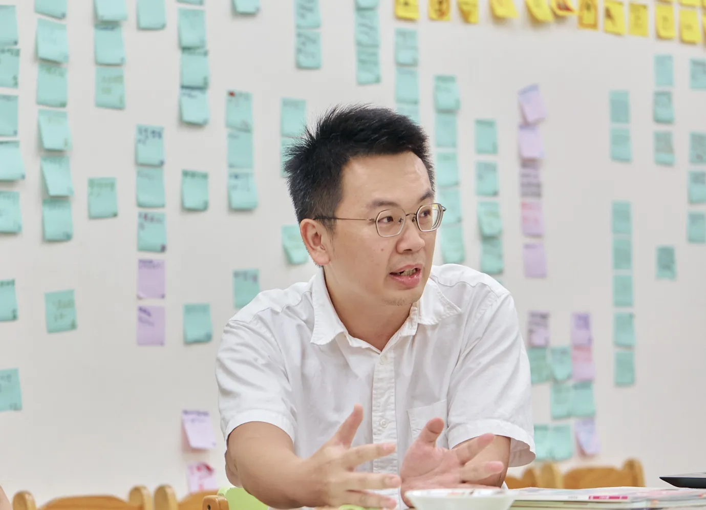 吳嘉明因父親健康因素回彰化任教,他把體制外教育的經驗帶入學校,希望課程持續與外界連結。(風傳媒攝)