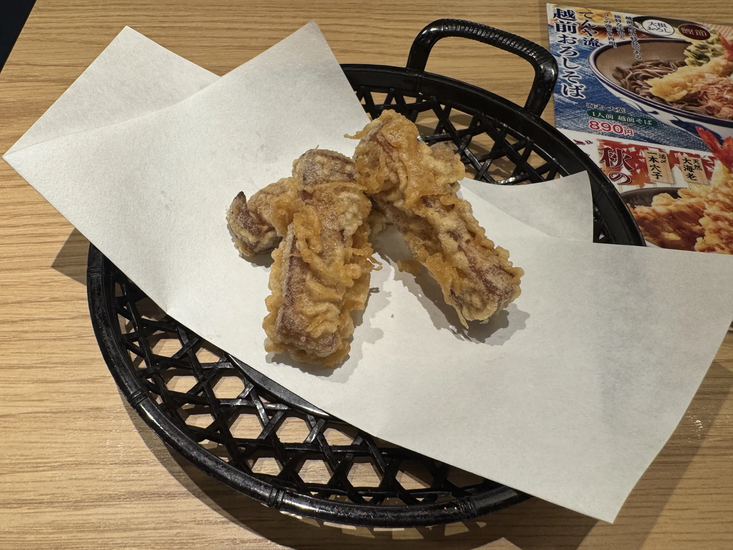 てんやが展開する秋の北陸限定メニューは、厳選された4種の北陸産食材と海老の天丼や五郎島金時の大学芋の天ぷらを通じて、豊かな食の魅力を全国に届けている。黃信維