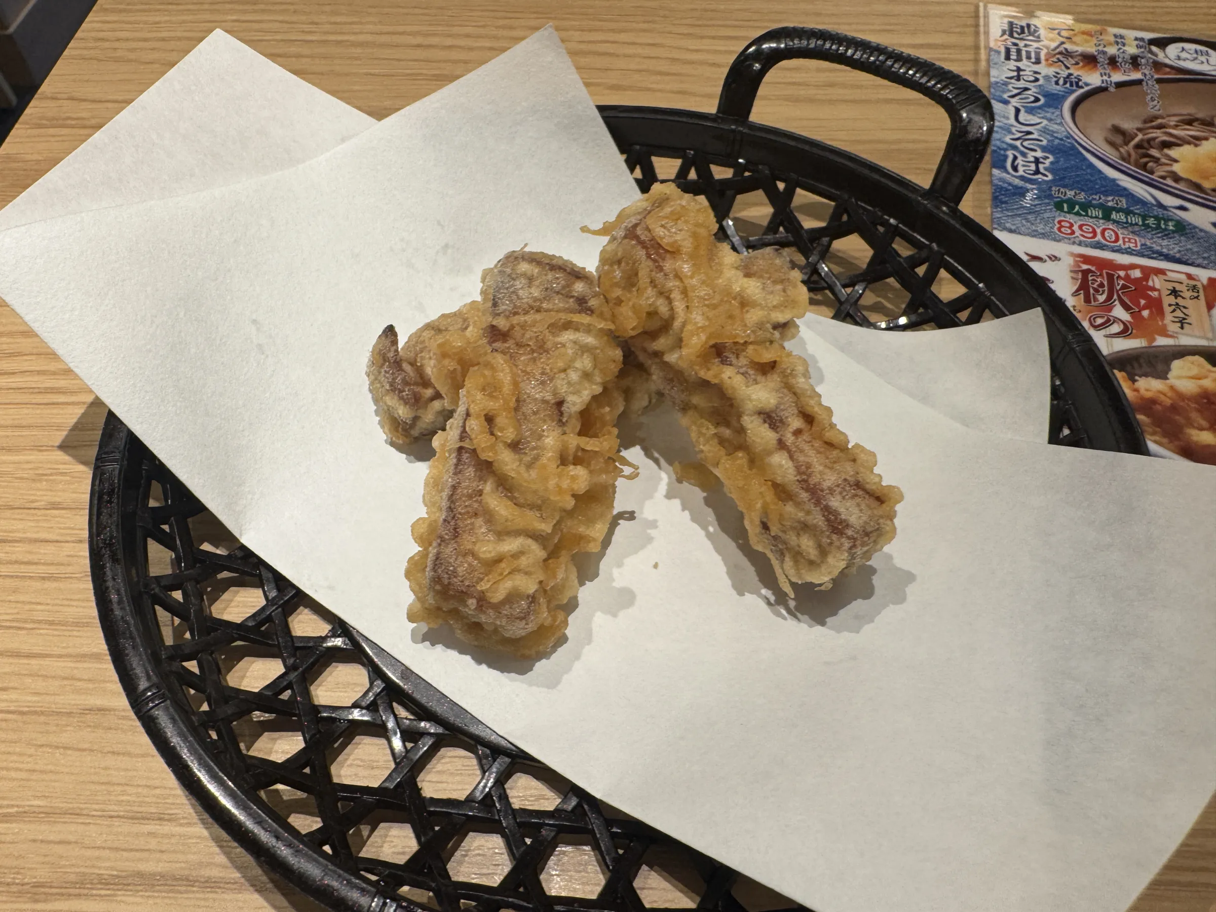 てんやが展開する秋の北陸限定メニューは、厳選された4種の北陸産食材と海老の天丼や五郎島金時の大学芋の天ぷらを通じて、豊かな食の魅力を全国に届けている。黃信維