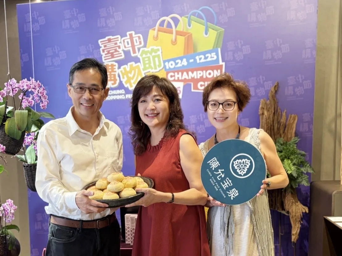 中市經發局長張峯源與自由路商圈主委翁羿琦展示陳允寶泉特色太陽餅,結合購物節「到店抽」推廣在地糕餅品牌。(圖/台中市政府)