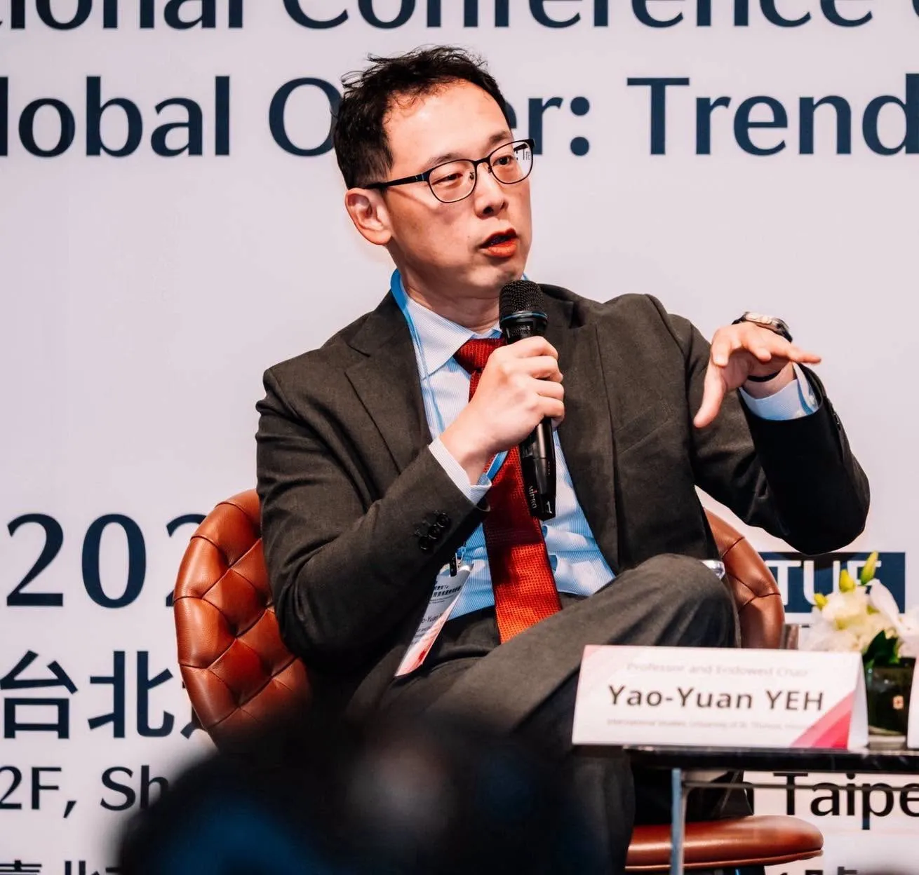 2026年10月20日,美國德州聖湯瑪斯大學國際研究講座教授葉耀元出席「國際政經變局下的中國大陸發展趨勢與影響」國際研討會。(陸委會臉書)