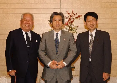 2002年10月11日,日本首相小泉純一郎(中央)在首相官邸接見田中耕一(右)與小柴昌俊(左)(首相官邸∕維基百科)