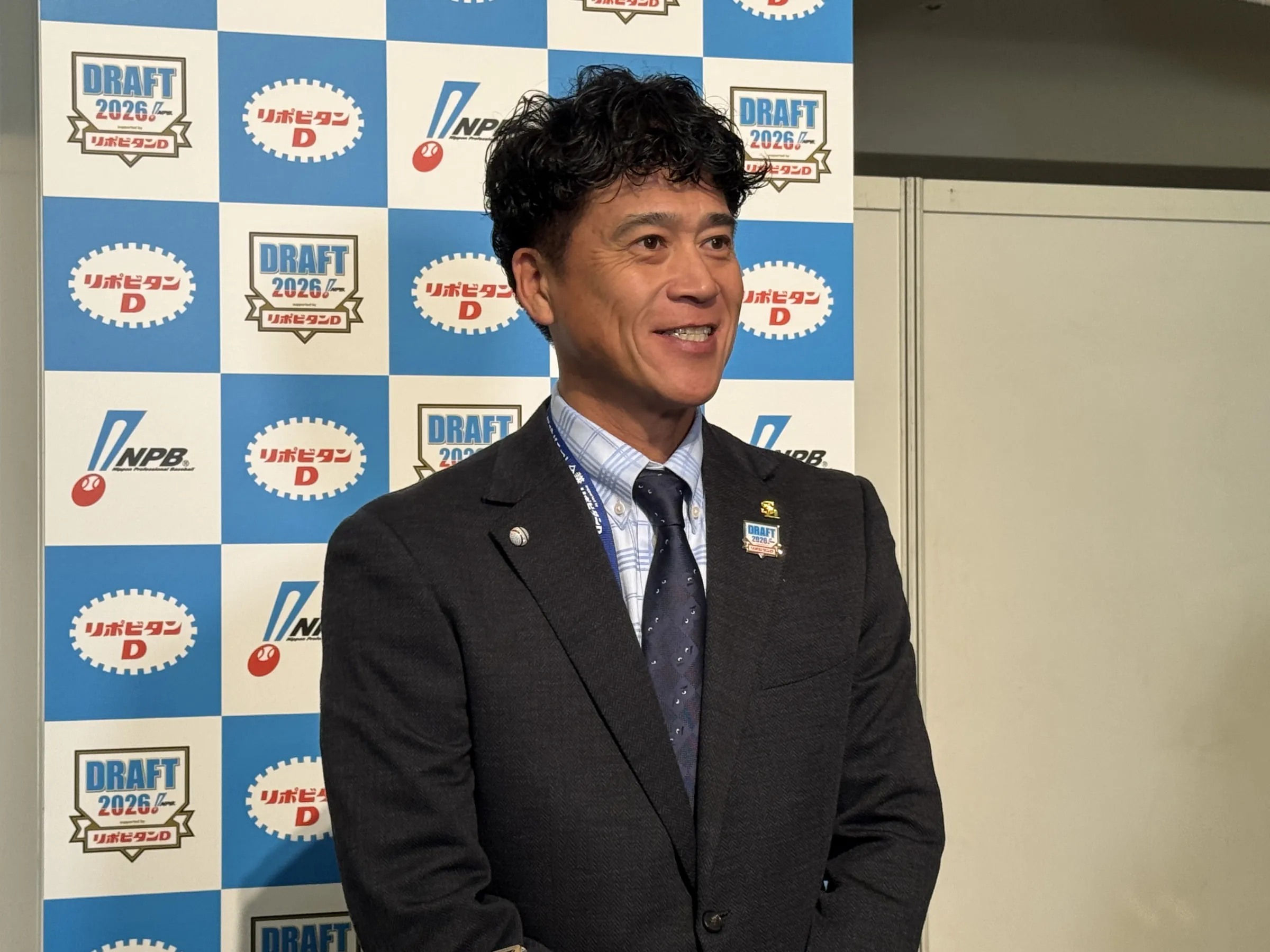 青学大の鈴木泰成投手を抽選で引き当てたソフトバンクの城島健司CBOは、今年の投手陣でナンバーワンの評価だったと明かし、日本を代表する先発投手への成長とチームの連覇貢献に期待を寄せた。黃信維