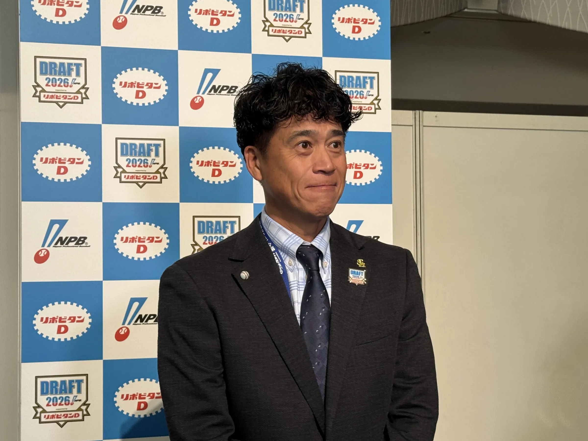 青学大の鈴木泰成投手を抽選で引き当てたソフトバンクの城島健司CBOは、今年の投手陣でナンバーワンの評価だったと明かし、日本を代表する先発投手への成長とチームの連覇貢献に期待を寄せた。黃信維