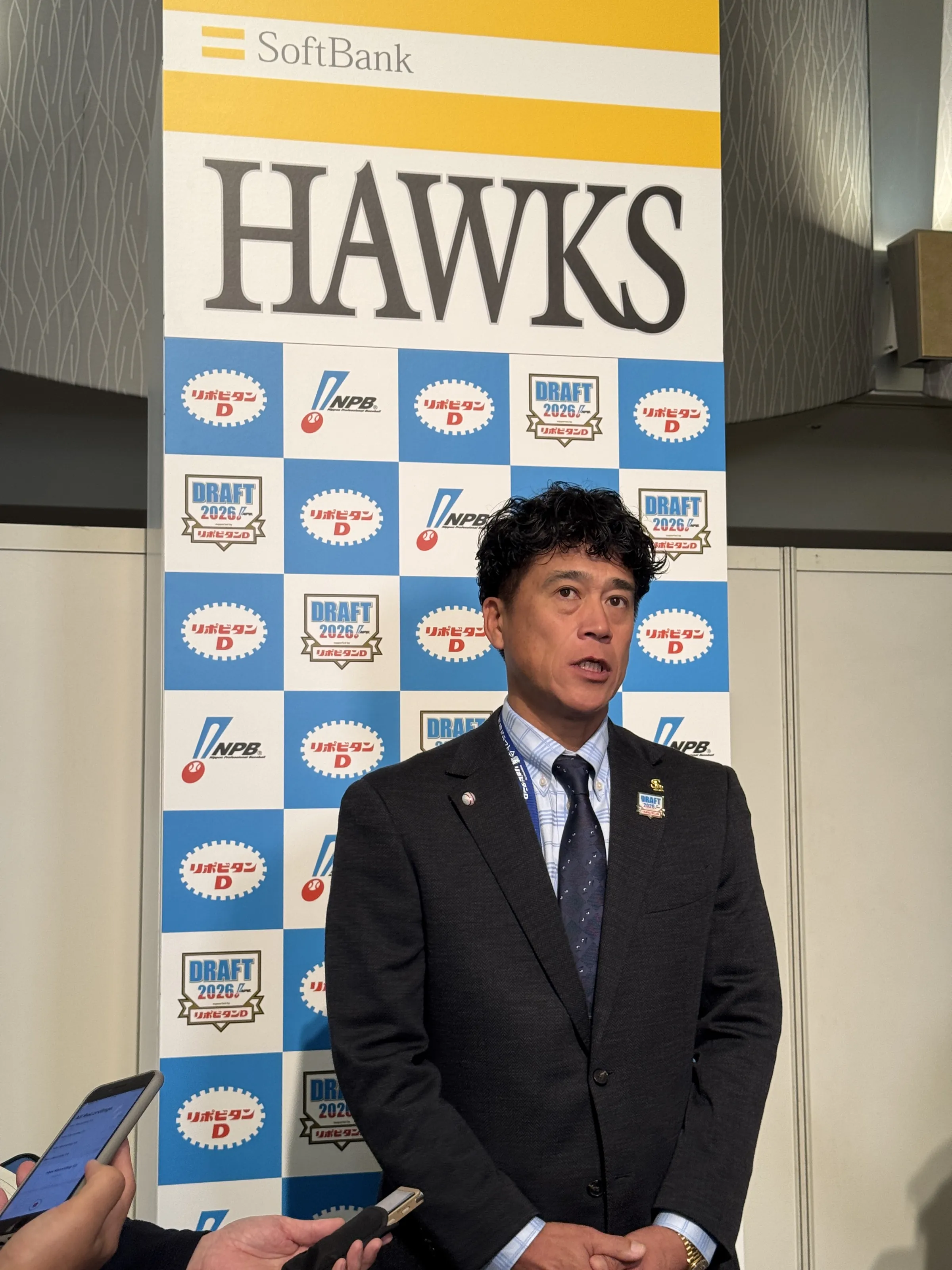 青学大の鈴木泰成投手を抽選で引き当てたソフトバンクの城島健司CBOは、今年の投手陣でナンバーワンの評価だったと明かし、日本を代表する先発投手への成長とチームの連覇貢献に期待を寄せた。黃信維