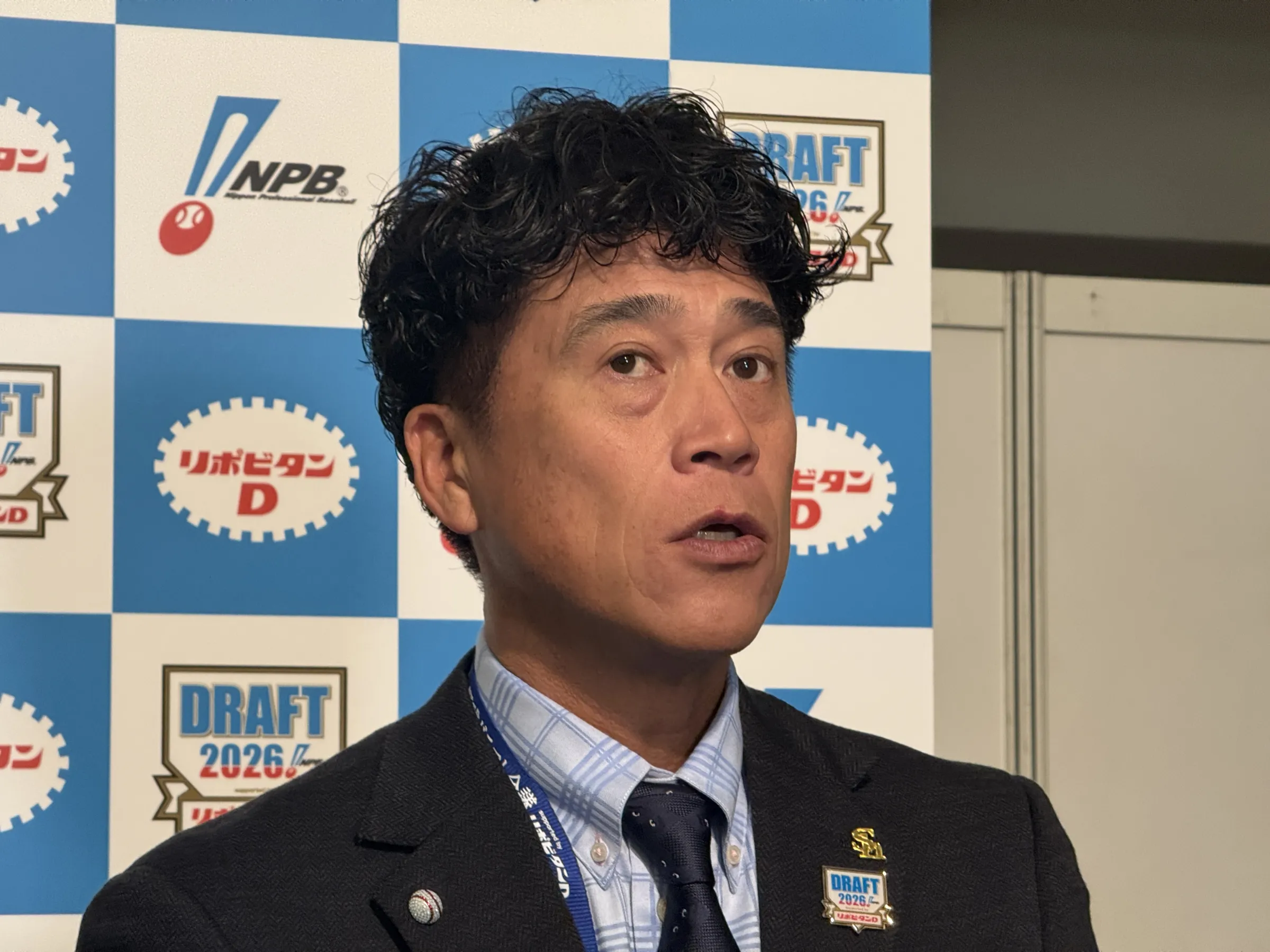 青学大の鈴木泰成投手を抽選で引き当てたソフトバンクの城島健司CBOは、今年の投手陣でナンバーワンの評価だったと明かし、日本を代表する先発投手への成長とチームの連覇貢献に期待を寄せた。黃信維