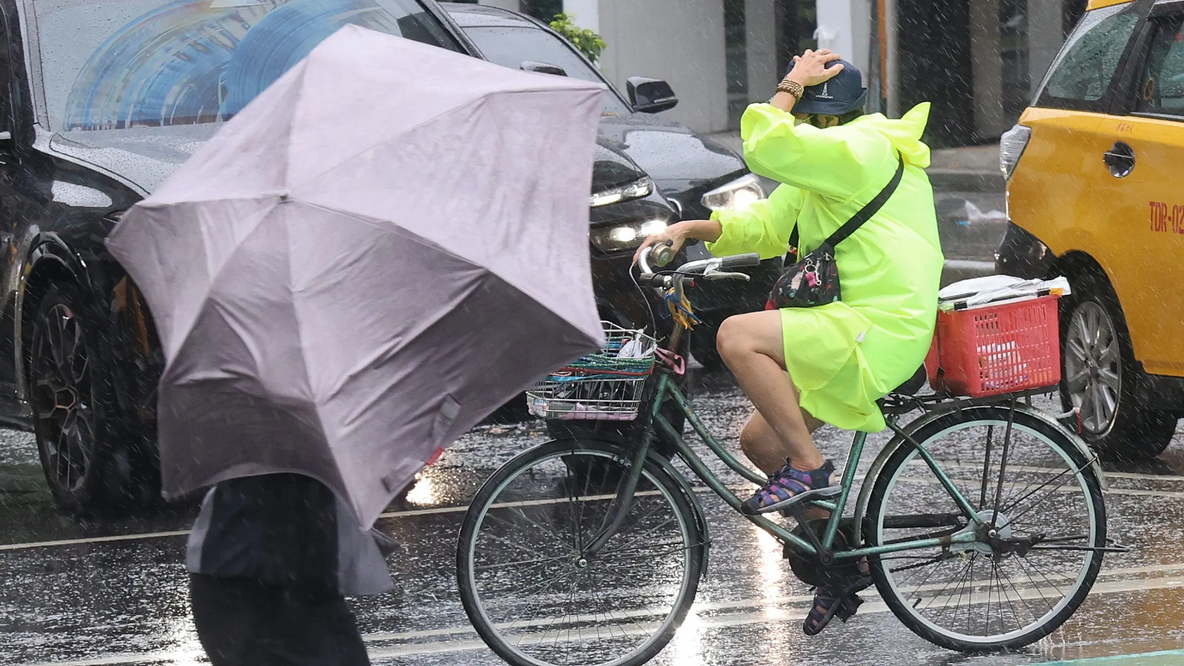 20261023-薔琵颱風帶來風雨,外出民眾雨中行。(柯承惠攝)