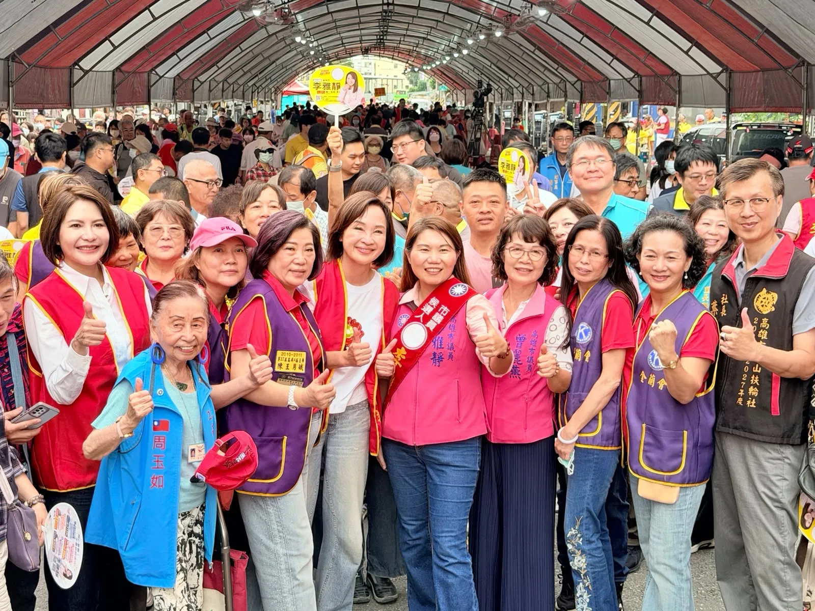 高雄市長候選人柯志恩與市議員李雅靜舉行聯合競選總部成立大會,現場湧入近2千名支持者及鳳山區多位里長,展現地方動員能量。(圖/李雅靜競總提供)
