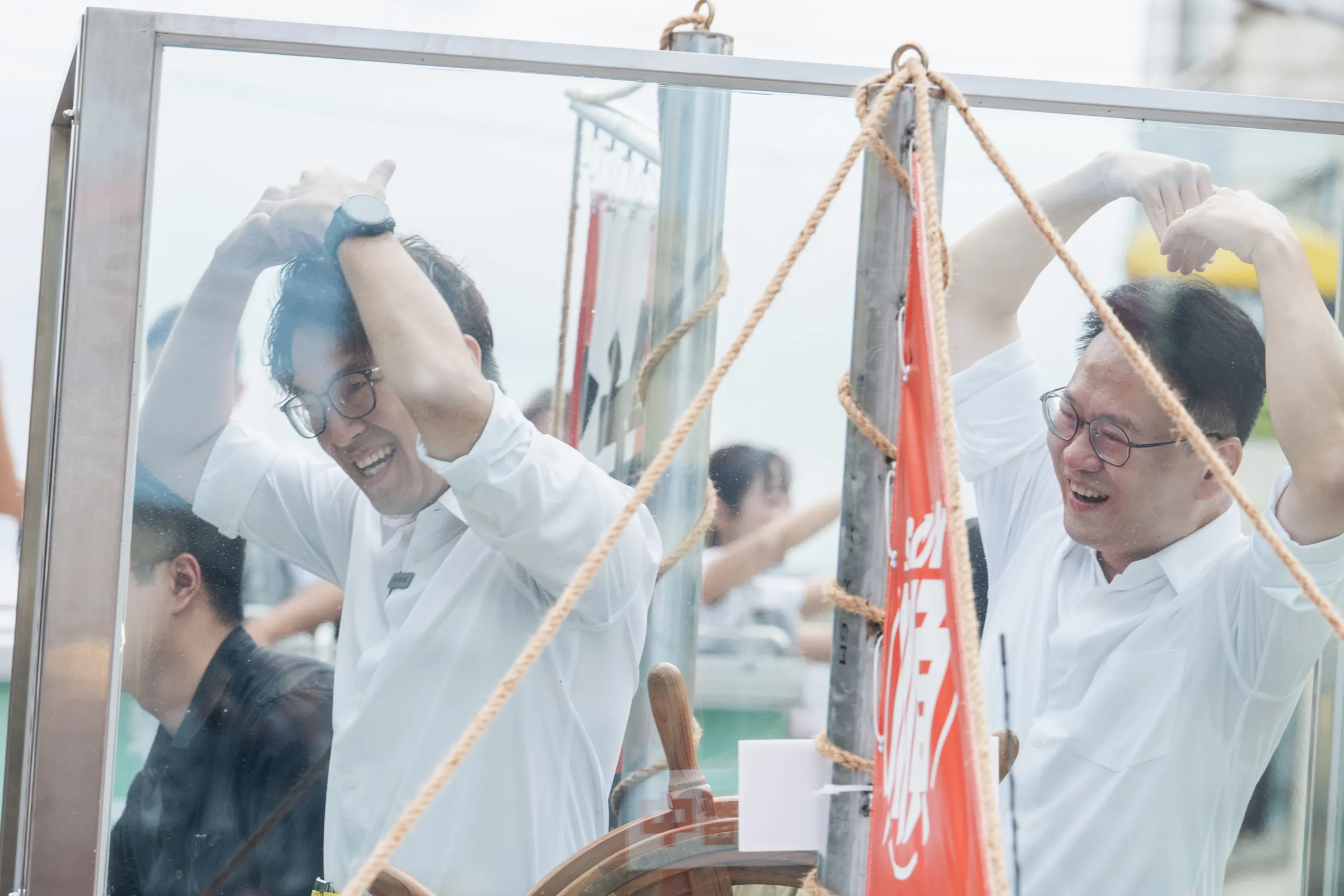 20261025-民進黨台北市長參選人沈伯洋(左)「洋流號」首跨縣市合體民進黨新竹市長參選人莊競程(右)(民進黨新竹市黨部提供)