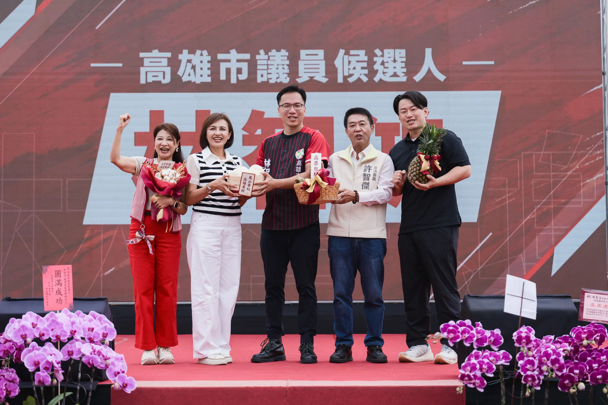 立委林楚茵(左起)、邱議瑩、許智傑與前立委陳柏惟到場力挺林智鴻(中)連任市議員。(圖/林智鴻競總提供)