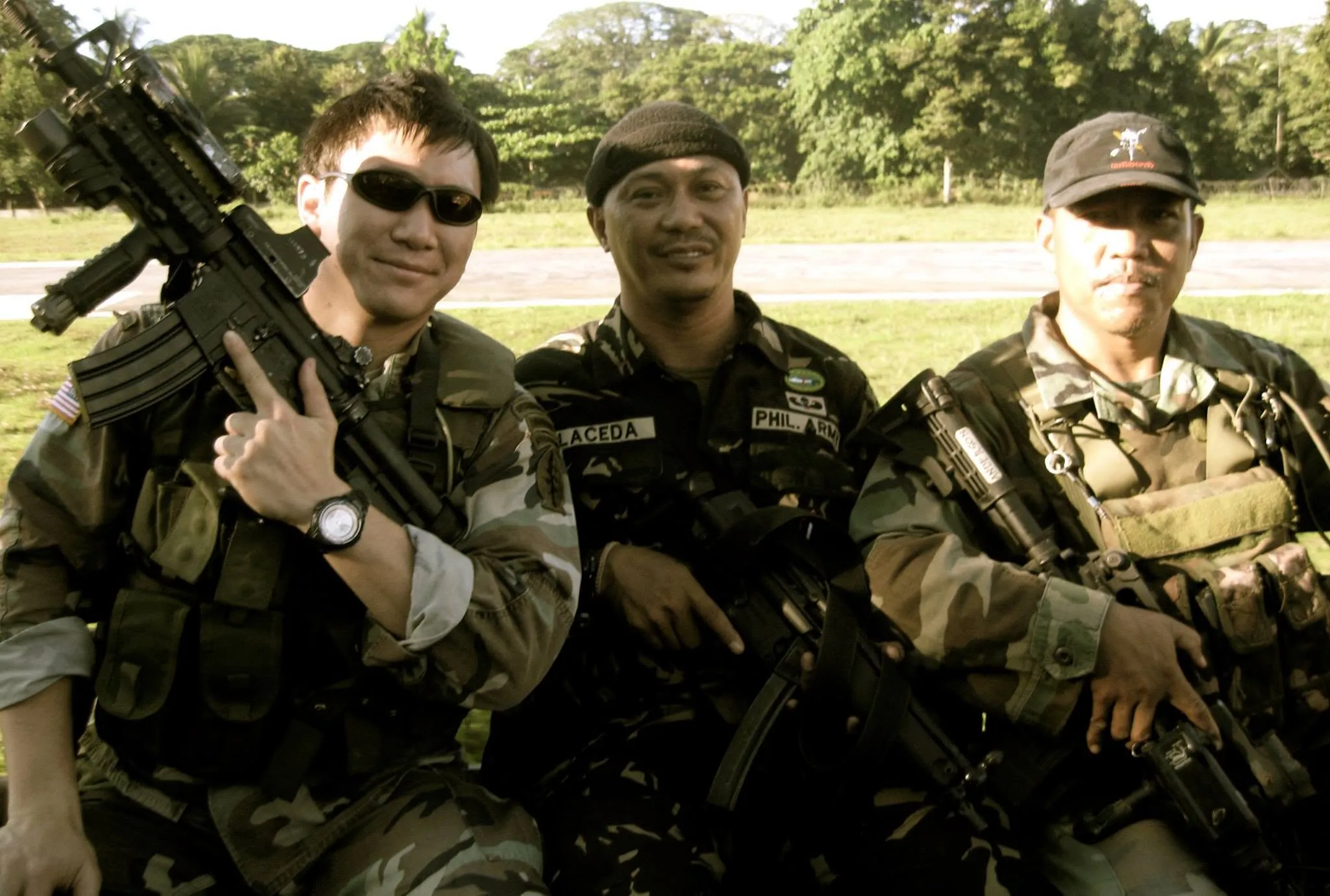 余靖(左一)在美軍綠扁帽特戰部隊服務約四年,曾多次派駐伊拉克及菲律賓南部,其中派駐菲國經驗意外成為2013年他援救張安薇的重要因素。(余靖臉書)