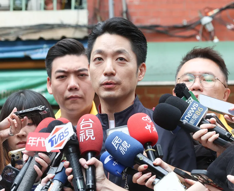 2026年10月26日,台北市長蔣萬安(前)出席台北葫蘆寺祈安遶境起駕大典前受訪,回應藝人蔡康永在微博發文,表示「我絕對不允許、絕不接受這樣反民主的威脅」。(中央社)